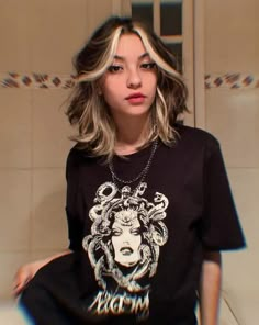 Skunk Hair, Look Grunge, Short Grunge Hair, Hair Color Underneath, Peekaboo Hair, Hair Streaks, Hair Inspiration Short, Alternative Hair, Hair Dye Colors