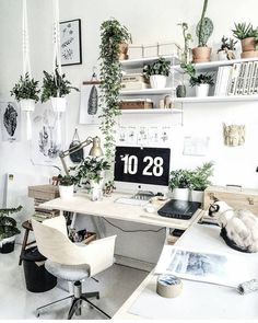 a home office with plants on the desk and an open shelf above it that says, mom auts sur les groupes d'entreprenceuses