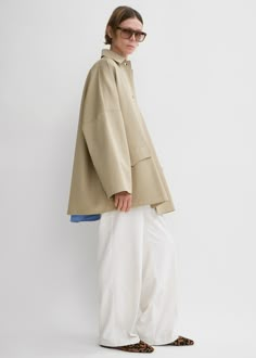 TOTEME hybrid between a jacket and an overshirt. It is made from mid-weight cotton twill to a very oversized shape with low shoulder seams, silver-tone snap buttons and flap pockets. Wear it as an effortless outerwear piece throughout a summer trip. Oversized Jacket Outfit, Minimalism Outfit, Outer Outfit, Summer Outerwear, Outfit Oversize, Coachella Fashion, Couture Outfits, Style Inspiration Spring, Style Inspiration Fall