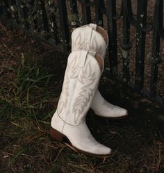 White boots season is here y'all Cowgirl Chic, White Boots, Cowgirl Style, Leather Design