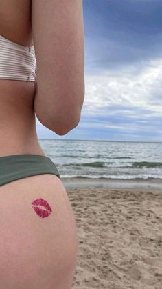 Kiss Lip Tattoos, Lip Print Tattoos, Bum Tattoo Women, Pelvic Tattoos, Kiss Tattoos, Bum Tattoo, Haircut Selfie, Photo Hijab, Hip Tattoos Women