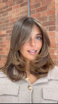 Mid Length Middle Part Hair, Short Collarbone Length Hair, Sydney Sweeney Short Hair 2024, Short Layered Brunette Hair, Eloise Mummé Hair, Layered Haircuts For Medium Hair 2024, Butterfly Cut Fine Hair, 90s Layered Lob, Mouse Brown Hair With Highlights