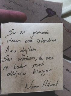 a hand holding up a piece of paper with writing on it that says, su an yomma olhan got isteridin