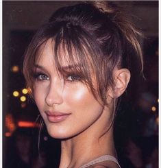 Легкая чёлка с удлиненением по бокам. Довольны ли? | Косметиста Instagram Features, Bangs With Medium Hair, Braut Make-up, Hair Stylies, Wispy Bangs, How To Style Bangs, Fringe Hairstyles, Haircuts Straight Hair, Long Hair With Bangs