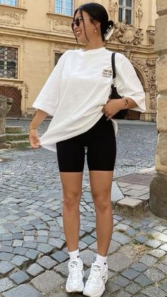 Errands Outfit Summer, Sporty Chic Outfits, Casual Sporty Outfits, Modele Fitness, Errands Outfit, Biker Shorts Outfit, Pose Fotografi, Stylish Short Dresses