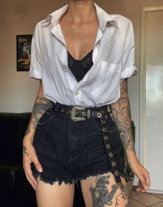 Goth Outfit Inspiration Summer, Barista Fits, Black Tinkerbell, Tattoos Outfit, When We Were Young Festival, Concert Outfit Inspiration, Fashion Thoughts, Outfit Verano, Look Grunge