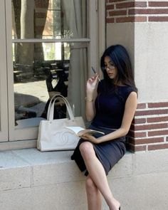 Office siren aesthetic off duty model chanel beige leather bag pin skirt glasses chic elegant rich fancy put together Outfits Spring, Geek Chic, Looks Vintage, Office Outfits, Fitness Inspo, Business Women, A Book