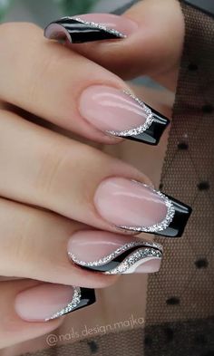 simple black and silver glitter French tips Sns Nails, Fancy Nails Designs, Floral Nail, Easy Nails, Colorful Nails, Manicure Tips, Her Nails, Nails Colors, New Year's Nails