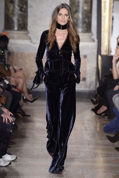 Pin for Later: It's Safe to Say the Next Generation of Supermodels Has Arrived Izabel Goulart Walking in Emilio Pucci Fall '15 . . . Formal Chic, Izabel Goulart, 90s Runway Fashion, Versace Couture, Model Walks, 가을 패션, Runway Models, 2015 Fashion, Emilio Pucci