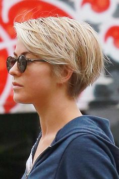 Julianne Hough Short Hair, Celebrity Pixie Cut, Cute Pixie Haircuts, Long Pixie Hairstyles, Long Pixie Cuts, Long Pixie, Julianne Hough, Very Short Hair, Penteado Cabelo Curto