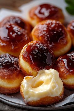 Crème brûlée doughnuts Fall Pastries, Pastry Filling, Brioche Donuts, Vanilla Pastry Cream, Breakfast Pastry, Homemade Doughnuts, American Foods, French Elegance, Doughnut Recipe