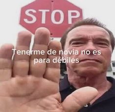 a man holding his hand up in front of a stop sign with the words tename de novia no es para delibes