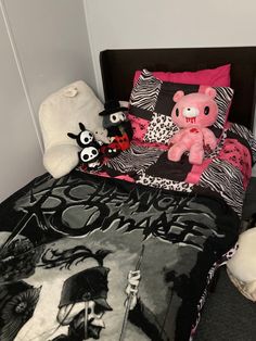 Emo bed pink black Skills skelanimals gloomy bear alternative Grunge Y2k Bedroom, Room Ideas Pink And Black, Pink And Black Bed, Scene Emo Room Ideas, Scenecore Bedroom, Black And Pink Room Decor, Room Decor Emo, Black And Pink Bedding, Scene Bedroom Ideas