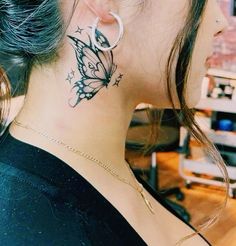 Ear Tattoo Ideas, Pretty Hand Tattoos, Tasteful Tattoos, Tattoos For Black Skin, Pretty Tattoos For Women, Dope Tattoos For Women