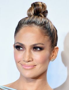 Here's how you can recreate Jennifer Lopez's glow from the American Music Awards. Jlo Eye Makeup, Jlo Makeup Glow, Jennifer Lopez Makeup Looks, Jlo Makeup Looks, Celebrity Eye Makeup, Celebrity Makeup Tutorials, Jlo Makeup, Jennifer Lopez Makeup, What Is Contouring