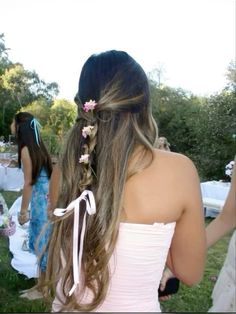 #midsommar #mammamia #pink #flowers #floral #flora #summerdays Prom Bow Hair, Rapunzel Party Dress, Spring Hair Aesthetic, Spring Hairstyles Aesthetic, Aesthetic Party Hairstyles, Rapunzel Costume Hair Ideas, Fairy Hair Wedding, Flower Hairstyles Prom, Garden Fairy Hairstyles