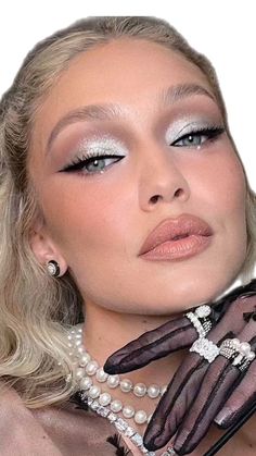 Glamorous makeup & beauty affiliate links Silver Eyeshadow Looks, White Eye Makeup, Silver Eye Makeup, Ball Makeup, Silver Makeup, Silver Eyeshadow, Sparkly Makeup, White Eyeshadow, Prom Eye Makeup