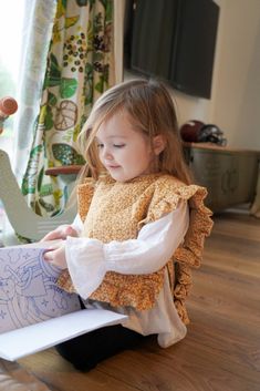 Tuto couture enfant : Gilet à volants - Snaply Magazine Maternity Knitting Pattern, Kids Vest Knitted, Gilet Baby, Gilet Ecru, Toddler Girl Cardigan, Stylish Kids Outfits, Baby Clothes Girl Dresses, Winter Kids, Sewing Projects For Kids