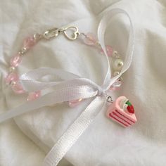 cute and airy strawberry cake bracelet! Cake Bracelet, Vday Jewelry, Bracelet Coquette, Strawberry Bracelet, Pastel Bracelet, Pastel Jewelry, Yume Kawaii, Kawaii Jewelry, Kawaii Accessories