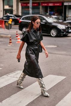 3 FALL FASHIONS We Can't Wait To Wear Snake Boots Outfit Fall, Street Style Spring, Giovanna Battaglia, Milan Street Style, Boot Print