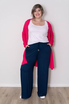 Do 40 ao 58 - Moda para todas Visite o site! Cardigan Pink + Calça reta marinho + Regata branca Plus Size Fashion For Women Over 40, Plus Size Cardigan Colorful, Calça Wide Leg Jeans Plus Size, Wid Leg Plus Size, Wide Leg Preta Plus Size, Jeans Reto Plus, Outfit Ideas Dressy, Midi Size, Outfits Gorditas