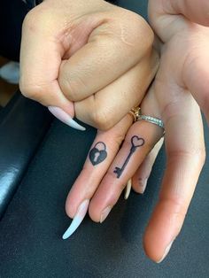 Couple Tattoos for Finger Couples Hand Tattoos, Soulmate Tattoo, Herren Hand Tattoos, Finger Tattoos For Couples, Letters Tattoo, Small Wave Tattoo