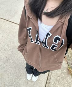 Gap Jackets, Zip Up Hoodie Outfit Aesthetic Y2k, Gap Zip Up Hoodie Outfit Aesthetic, Brown Gap Hoodie Outfit, Styling Zip Up Hoodies, Gap Aesthetic Outfit, Jackets For School, How To Style A Black Zip Up Hoodie, Zip Up Cardigan Outfit