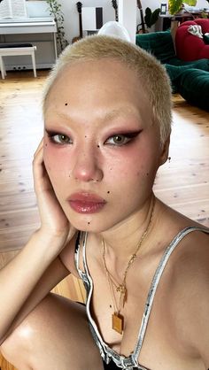 Shaved Head Fashion Woman, Shaved Head Woman Aesthetic, Styling Bald Head Women, Makeup For Buzzed Hair, Buzzcut Makeup Looks, Bald Woman Aesthetic, Shaved Head Makeup, Bald Makeup Looks, Feminine Shaved Head