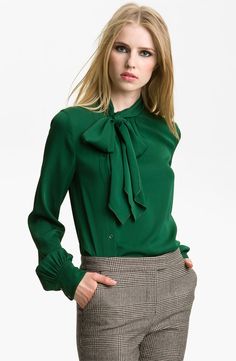 Emerald Blouse, Outfit Comodo, Claire Underwood, Nordstrom Outfit, Classic Suits, Comfy Blouse, Classic Blouses, Elegante Casual, Blouse Nordstrom