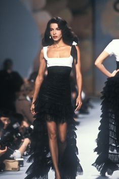 90s Chanel Fashion, Chanel Inspired Dress, Vintage Designer Outfits, Chanel Dress Couture, Iconic Runway Looks, 1988 Fashion, Iconic Runway