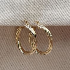 Elevate your look with our 18k Gold Filled Textured Twisted Hoop Earrings. These classic earrings add a touch of fun to any outfit and are a staple in any jewelry collection. Experience the luxury of 18k gold while making a statement with our textured and unique design. * Metal: 18k Gold-Filled 1/20 * 30mm external diameter * 4mm thickness * Fresh Water Pearls * Hypoallergenic * Water-resistant * Handcrafted in Brazil Trendy Yellow Gold Hoop Earrings For Anniversary, Trendy Tarnish Resistant Hoop Earrings For Anniversary, Trendy Yellow Gold Hoop Earrings, Trendy Small Hoop Anniversary Earrings, Trendy Small Hoop Earrings For Anniversary, Hand Chain Bracelet, Twisted Hoop Earrings, 18k Gold Chain, Classic Earrings