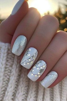 Nail Art Christmas Designs 2024, Nails Design Christmas Holiday, White Festive Nails, Simple Nail Christmas Designs, White Nails With Christmas Design, Christmas Nails Simple Design, Christmas Nails Gels, Holiday Nails Fall, November/december Nail Ideas