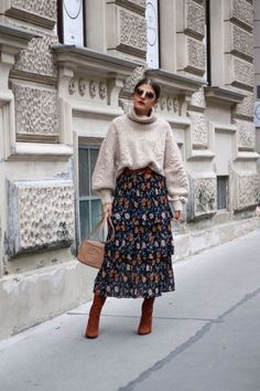 It hasn’t been long since the last day of the London fashion week, but fashion stores have already replaced their … Midi Skirt Winter, Elegant Midi Skirt, Skirt And Sweater, Tule Rok, Stile Casual Chic, Tutorial Hijab, Midi Skirt Outfit, Winter Skirt Outfit, Blazer Outfit