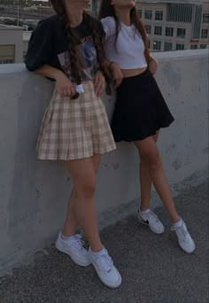 Checked Pleated Skirt Outfit, Black Plaid Skirt Outfit Summer, Checkered Tennis Skirt Outfit, Checkered Skirt Outfit Aesthetic, Checkered Skirt Outfit Summer, Summer Plaid Skirt Outfit, Short A Line Skirt Outfits, Grid Skirt Outfit, Plaid Skirt Outfit Summer