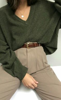 Non Feminine Outfits, Dark Green And Red Outfit, Earth Tone Business Outfits, Black Balloon Pants Outfit, Dark Neutral Outfit, Retro Business Casual, Vintage Workwear, Mode Boho