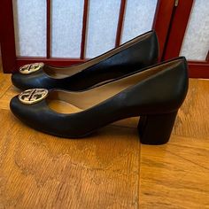 Black Leather Worn Once Leather Wear, Tory Burch Shoes, Gold Black, Shoes Women Heels, Tory Burch, Chelsea, Shoes Heels, Black Leather, Pumps