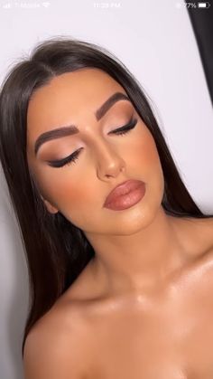 Natural Dama Makeup, Senior Picture Makeup Ideas Brown Eyes, Eyeshadow Simple Looks, Day Makeup Looks Natural Simple, Makeup For Nude Dress, Bridal Makeup Tan Skin, Morena Make Up Look, Natural Brown Makeup Look, Neutral Makeup Looks For Brown Eyes