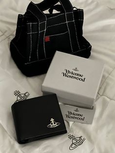 Vivienne Westwood Wallet, Purse Essentials, Pretty Bags, Girl Life Hacks, Mode Inspo, Girls Life, Vivienne Westwood, Casual Bags