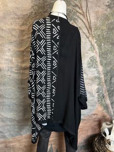 Festival Black Shawl Kimono, Black Oversized Bohemian Cape, Artistic Black Long Sleeve Outerwear, Artistic Black Outerwear For Fall, Black Shawl Outerwear For Festival, Oversized Black Bohemian Outerwear, Black Long Kaftan One Size, Black Long Sleeve Kimono, One Size, Bohemian Oversized Black Kimono