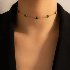 This Necklace Is A Wonderful Addition To Your Wardrobe And Your Style! This Unique Piece Is Sure To Get Lots Of Compliments! Collar Verde, Colar Chocker, Dainty Choker Necklace, Gold Chain Choker, Dainty Choker, Rhinestone Choker Necklace, Rhinestone Fashion, Vintage Choker, Crystal Choker Necklace