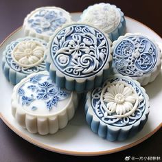 Moon Cakes Chinese, Mooncakes Aesthetic, Mooncake Aesthetic, Chinese Moon Cake, Mooncake, Moon Cake, Sweets Desserts, Cute Cakes