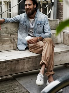 Grey Denim Jacket, Estilo Hipster, Jon Kortajarena, Beige Chinos, Outfits Hombre, Hipster Style