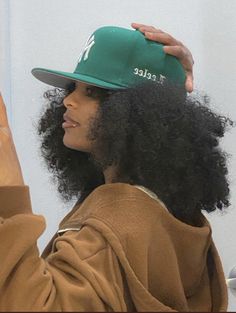 Womens Fitted Hat Outfit, Face Cap Outfit For Women, Afro Hair With Hat, Baseball Cap With Curly Hair, Snapback Hat Outfit For Women, Snapback Hats Outfit, Snapback Hat Outfit, Flat Cap Women Outfits, Hair With Baseball Hat