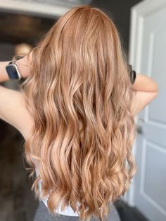 Strawberry blonde curled color with homey highlights Strawberry Blonde Highlights Brown Hair, Hairstyle Hacks, Strawberry Blonde Highlights, Color Hairstyles, Strawberry Hair, Hair Color Caramel, Ginger Hair Color, Blonde Curls, Brown Hair With Blonde Highlights