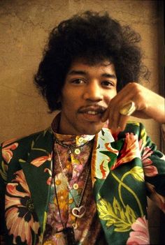 the musician Jimi Hendrix (1942-1970) photographed (1967) by English photographer Barrie Wentzell. source: rocksquare. via AnOther Ali Mcgraw, Jimi Hendrix Experience, Musica Rock, Rock N’roll, I'm With The Band, Fender Stratocaster, Music Legends, Music Icon, Hendrix