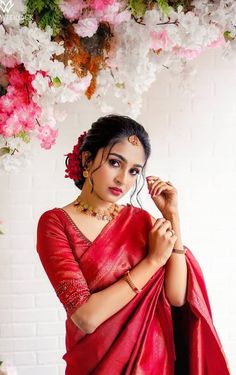 Cute Bridal saree look Manthrakodi Blouse Designs, Kerala Wedding Saree Hindus, South Indian Wedding Poses, Kerala Wedding Blouse Designs, Manthrakodi Saree Christian, Modern Christian Wedding, Red Saree Wedding, Makeup Shoot