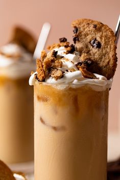 there is a drink with ice cream and cookies on it