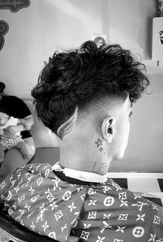 Sind Curtain Bangs, Was Sind Curtain Bangs, Hair Designs For Men, Taper Fade Curly Hair, Mullet Fade, Monochrome Makeup Look, Taper Design