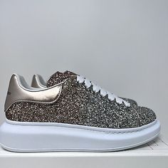 ad eBay - Size : 9 US/ 39 EU. Color : Gold White. Rubber Sole. Style Code : 755624 W4WR1 5756. Casual Metallic Sneakers With Speckled Midsole, Metallic Low-top Sneakers With Speckled Midsole, Metallic Sneakers With Speckled Midsole For Streetwear, Casual Metallic Sneakers With Glitter, Metallic Glitter Lace-up Sneakers, Casual Metallic Glitter Sneakers, Metallic Low-top Sneakers With Glitter Accents, Sporty Glitter Sneakers With Round Toe, Low-top Glitter Sneakers For Sports