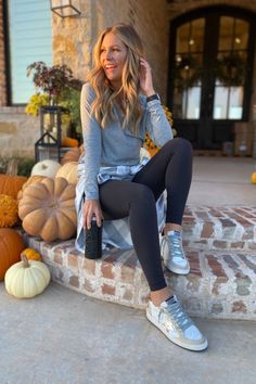 Fall Porch Decorating Ideas, October Fashion, Halloween And Fall, Porch Decorating Ideas, Looks Jeans, Fall Front Porch, Front Porch Ideas, Fall Front, Fall Porch